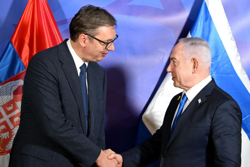 Presiden Serbia Aleksandar Vucic berjabat tangan dengan Perdana Menteri Israel Benjamin Netanyahu dalam pertemuan di Israel pada 2024.