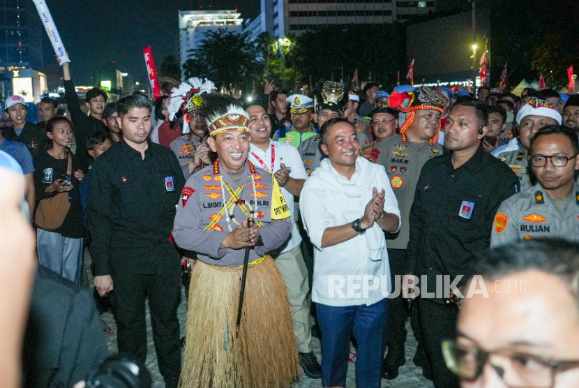 Kapolri Jenderal Listyo Sigit Prabowo bersama Menteri Sekretaris Negara (Mensesneg) Prasetyo Hadi meninjau Pesta Rakyat di Bundaran HI, Jakarta Pusat, Ahad (17/8/2025) malam WIB.