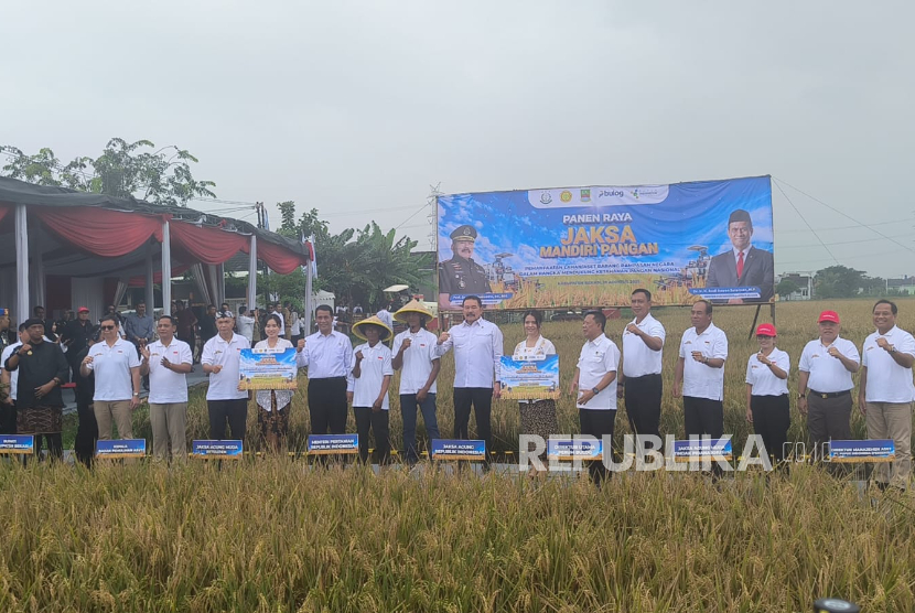 Kejaksaan Agung Bersama Kementerian Pertanian, Perum Bulog, PT Pupuk Indonesia (Persero), Pemrov Jabar, menggelar panen raya di Desa Srimahi, Tambun Utara, Bekasi Jawab Barat, Selasa (19/8/2025). Kegiatan bertajuk Program Jaksa Mandiri Pangan ini merupakan pilot project memanfaatkan lahan sitaan Kejagung, untuk sektor pertanian.