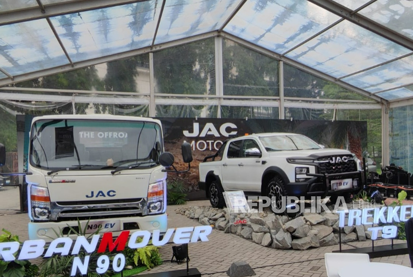 JAC Motors bermitra dengan Indomobil Group memperkenalkan tiga produk barunya untuk pasar kendaraan niaga di Indonesia pada Selasa (19/8/2025) di Jakarta. Tiga kendaraan tersebut adalah Trekker UrbanMover N90, MetroMOver N35, dan Trekker T9 yang semuanya menggunakan tenaga listrik. Tampak  Trekker UrbanMover N90 (kiri) dan Trekker T9 EV.