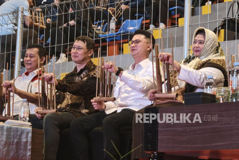 Ketua Umum Indonesian Woodball Association (IWbA) Aang Sunadji (kedua kanan).