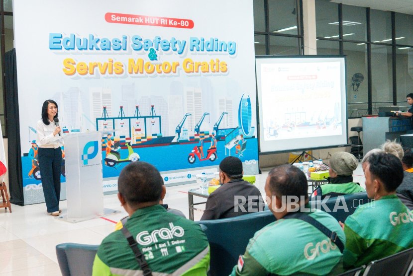 PT Pelindo Solusi Logistik (SPSL) bersama PT Pelabuhan Indonesia (Persero) Regional 2 menyelenggarakan program tanggung jawab sosial dan lingkungan (TJSL) berupa edukasi keselamatan berkendara dan pemberian bantuan servis motor gratis untuk 80 pengemudi ojek.