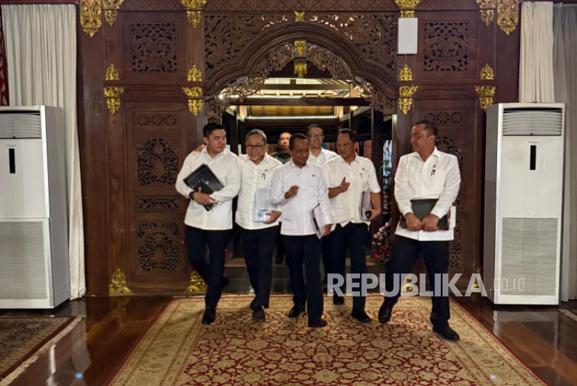 Presiden RI Jenderal (Purn) Prabowo Subianto memanggil sejumlah Menteri Kabinet Merah Putih dan beberapa kepala lembaga ke kediaman pribadinya di Hambalang, Kabupaten Bogor, Jawa Barat, Selasa (19/8/2025) malam WIB.