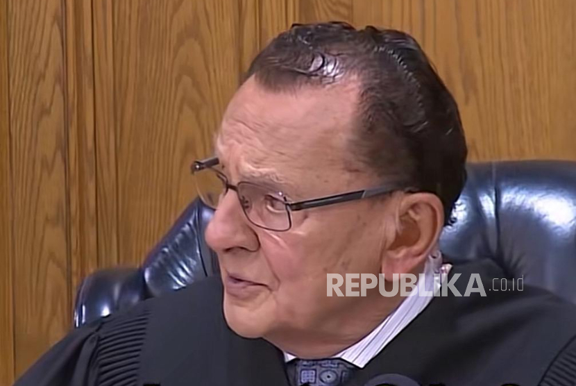 Hakim Frank Caprio.