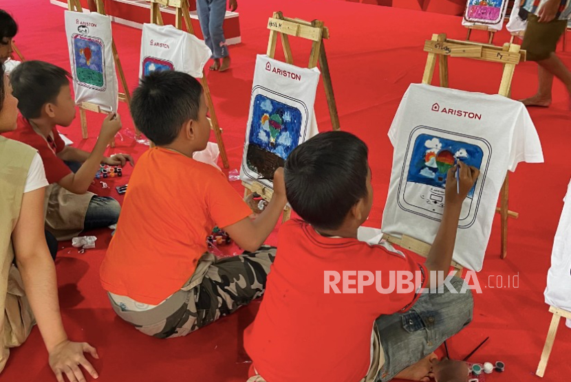 Anak-anak SD dan SMP binaan SOS Children’s Village mengikuti kegiatan kegiatan t-shirt painting.