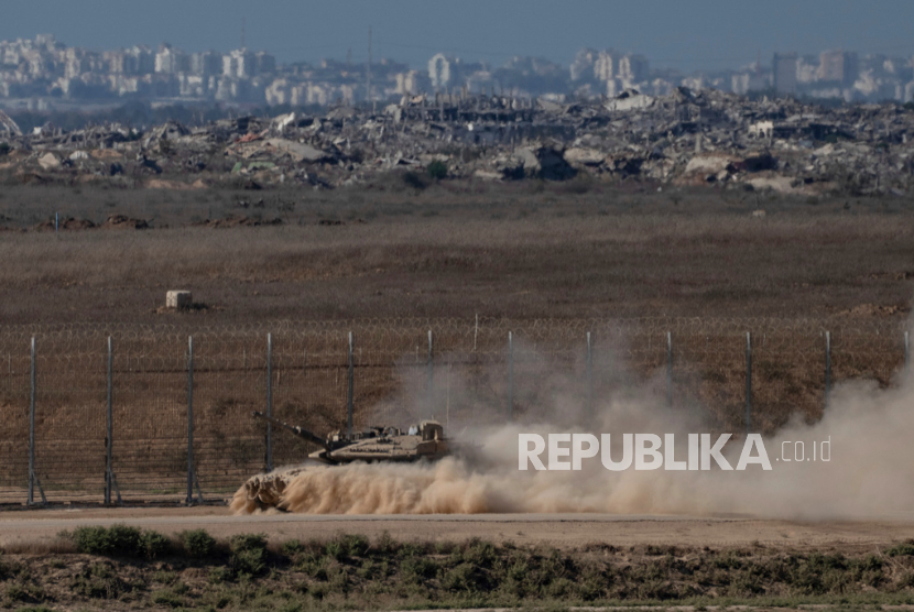 Sebuah tank Israel bergerak melalui daerah dekat perbatasan Israel-Gaza, terlihat dari Israel selatan, Rabu, 20 Agustus 2025.
