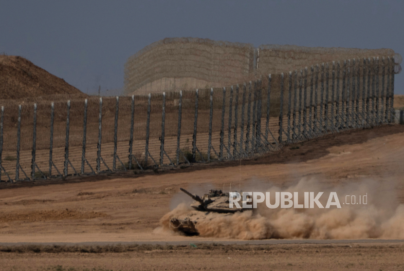 Sebuah tank Israel bergerak melalui daerah dekat perbatasan Israel-Gaza, terlihat dari Israel selatan, Rabu, 20 Agustus 2025.