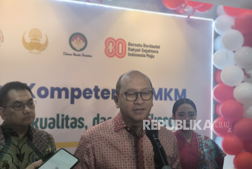 Menteri Investasi dan Hilirisasi/Kepala Badan Koordinasi Penanaman Modal (BKPM) Rosan Roeslani berbicara dalam Forum Peningkatan Kompetensi UMKM di Kantor Kementerian Investasi, di Jakarta, Kamis (21/8/2025). 
