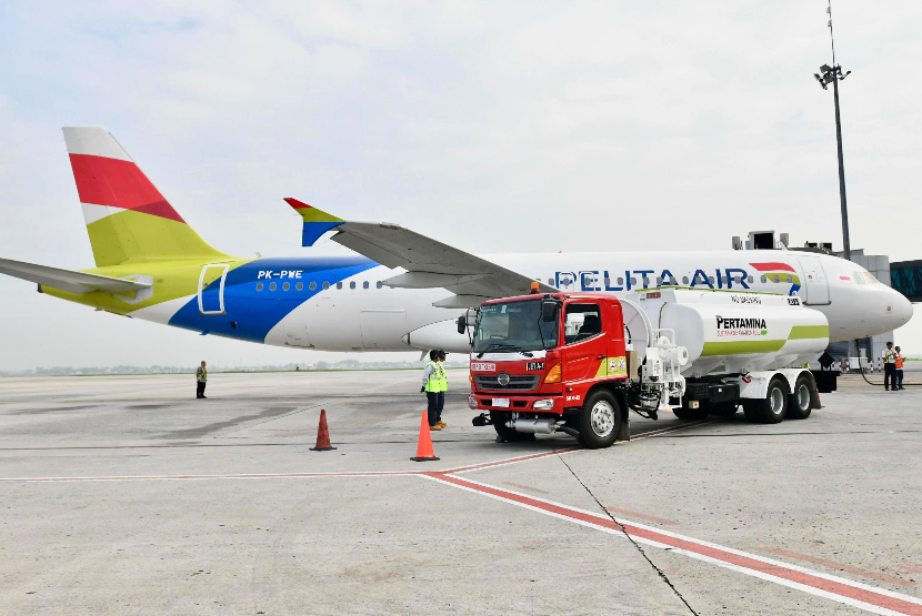 Minyak goreng bekas atau yang biasa disebut jelantah (used cooking oil / UCO) telah diolah menjadi bahan bakar pesawat. Inovasi hasil olahan PT Pertamina (Persero) ini dilabeli Sustainable Aviation Fuel (SAF) dan menghasilkan energi bersih, memangkas emisi karbon, serta ramah lingkungan.