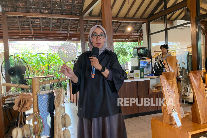 Founder Joglo Ayu Tenan, Yayuk Sukardan tengah menjelaskan tentang perkembangan bisnis UMKM Jogjo Ayu Tenan, salah satu UMKM Binaan Bank Indonesia (BI) di kawasan Sleman, Yogyakarta, Kamis (21/8/2025).
