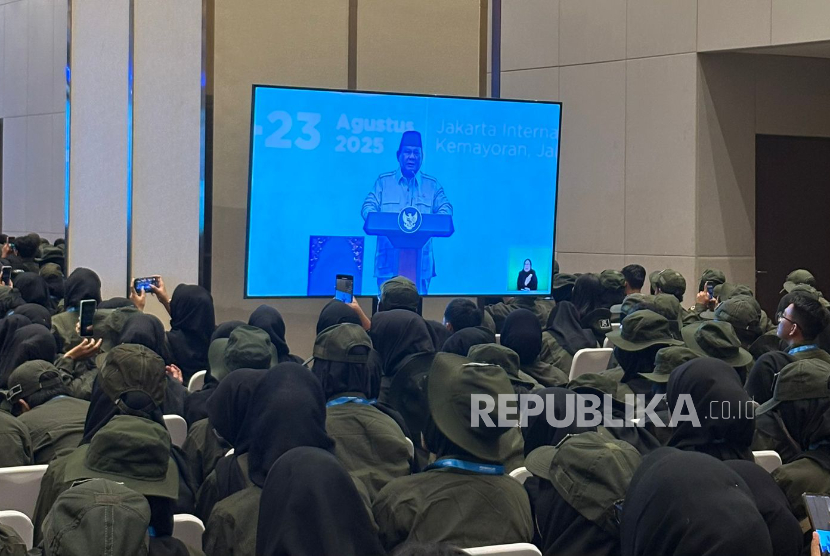 Presiden RI Jenderal (Purn) Prabowo Subianto berpidato di depan ribuan guru dan kepala Sekolah Rakyat di JIExpo, Kemayoran, Jakarta Pusat, Jumat (22/8/2025).