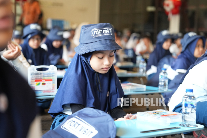 PT Pelindo Solusi Logistik (SPSL) bersama PT Pelabuhan Indonesia (Persero) Regional 2 menggelar program Port Visit di Pelabuhan Tanjung Priok, Jakarta Utara.