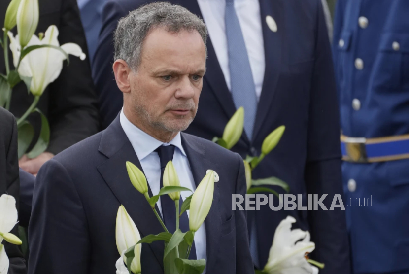 Menteri Luar Negeri Belanda Caspar Veldkamp meletakkan bunga pada peringatan 30 tahun pembantaian Srebrenica di Pusat Peringatan di Potocari, Bosnia, 11 Juli 2025. 
