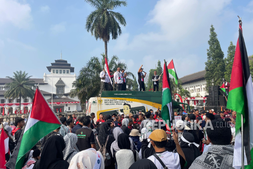 Ribuan warga Bandung turun ke jalan melakukan aksi bela Palestina, Ahad (24/8/2025).
