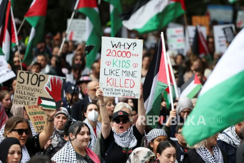 Para pengunjuk rasa mengambil bagian dalam protes Pawai Nasional untuk Palestina di Sydney, Australia, 24 Agustus 2025. 
