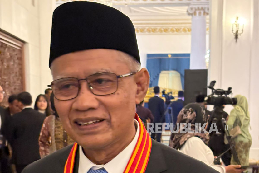 Ketua Umum PP Muhammadiyah Prof Haedar Nashir menerima Bintang Mahaputera Utama dari Presiden Prabowo Subianto di Istana Negara, Jakarta Pusat, Senin (25/8/2025).