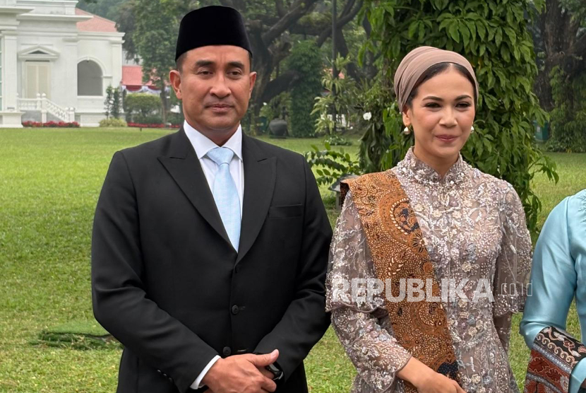 Kepala BNN Irjen Suyudi Ario Seto dan istri di halaman Istana Negara, Jakarta Pusat, Senin (25/8/2025).