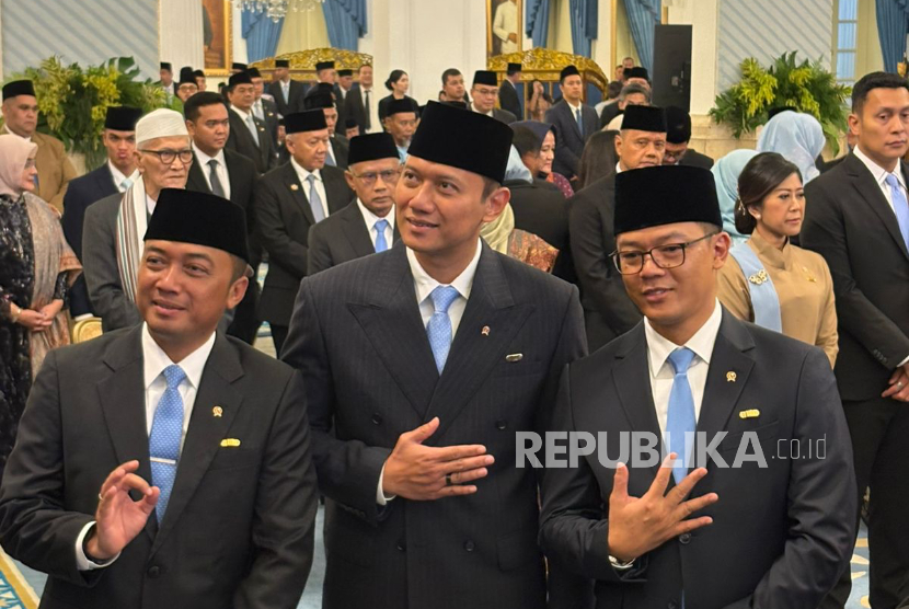 Mensesneg Prasetyo Hadi, Menko IPK Agus Harimurti Yudhoyono (AHY), dan Menlu Sugiono termasuk dalam daftar penerima Bintang Anugerah Utama di Istana Negara, Jakarta Pusat, Senin (25/8/2025).