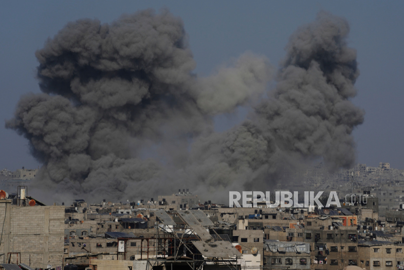 Asap membubung ke langit menyusul serangan militer Israel di Kota Gaza, Ahad, 24 Agustus 2025. 