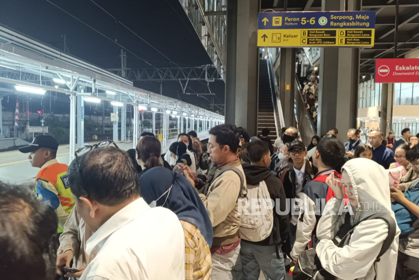 Suasana peron 2 Stasiun Tanah Abang, Senin (25/8/2025) malam. Penumpang menumpuk di Stasiun Tanah Abang imbas demonstrasi di wilayah Senayan. Kereta jurusan Tanah Abang-Serpong/Rangkasbitung/Tigaraksa sudah empat jam tidak dapat memasuki Stasiun Tanah Abang dan hanya bisa berhenti di Stasiun Palmerah.
