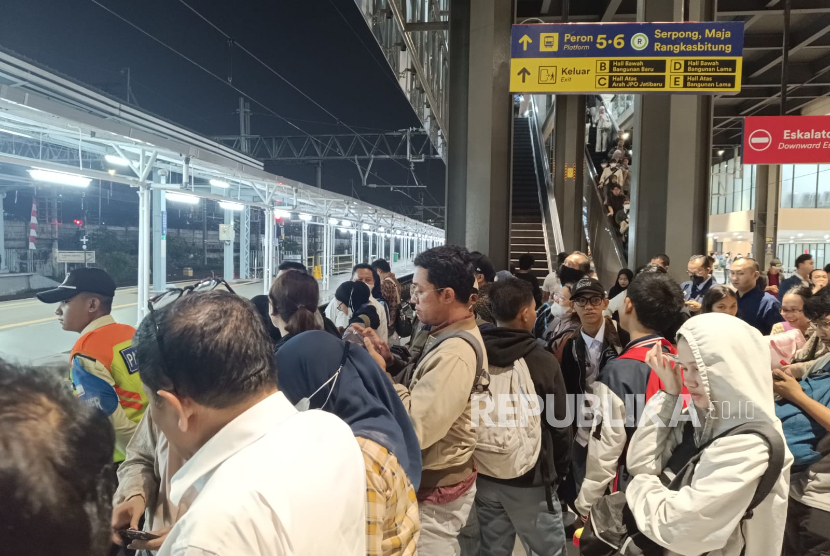 Suasana peron 2 Stasiun Tanah Abang, Senin (25/8/2025). Penumpang menumpuk di Stasiun Tanah Abang imbas demonstrasi.