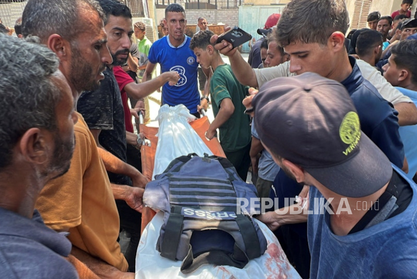 Para pelayat membawa jenazah juru kamera Palestina Hussam al-Masri setelah dia terbunuh dalam serangan Israel di rumah sakit Nasser, di Khan Younis di selatan Jalur Gaza, 25 Agustus 2025. 