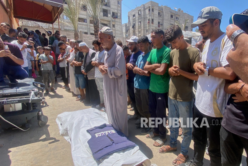 Pelayat dan keluarga menshalati jenazah fotografer Mariam Dagga setelah dia terbunuh dalam serangan Israel di rumah sakit Nasser, di Khan Younis di selatan Jalur Gaza, 25 Agustus 2025. 