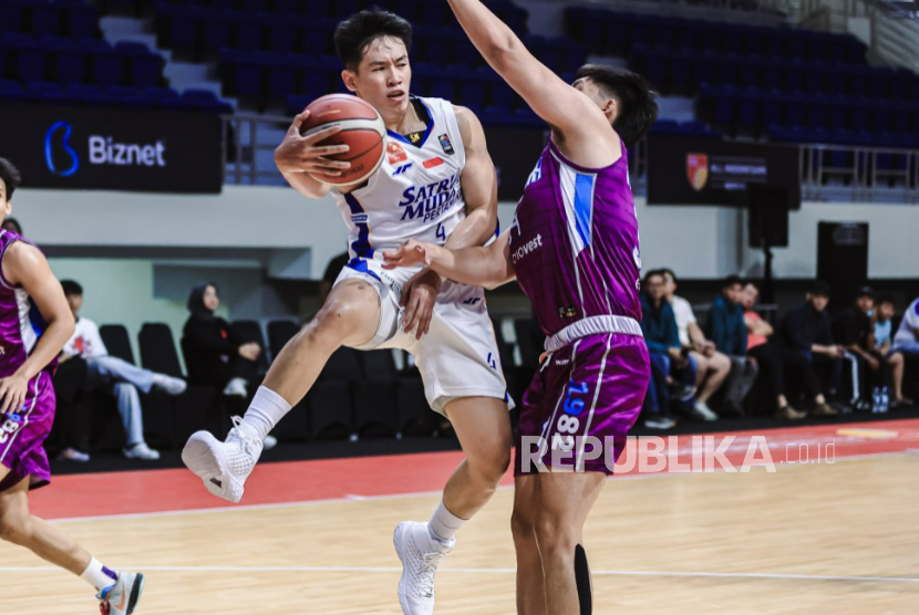 Guard Satria Muda Pertamina Bandung Abraham Damar Grahita (kiri) saat menghadapi Hangtuah pada semifinal IBL All Indonesian di GOR Manahan Solo, Selasa (26/8/2025).
