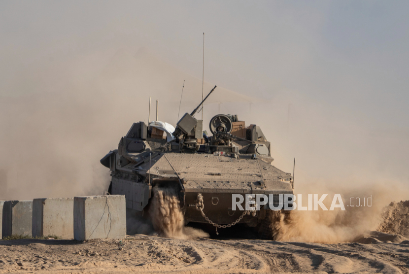 Seorang tentara Israel bergerak di atas kendaraan pengangkut personel lapis baja (APC) di daerah dekat perbatasan Israel-Gaza, terlihat dari Israel selatan, Selasa, 26 Agustus 2025. 