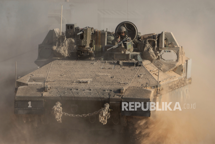Seorang tentara Israel bergerak di atas kendaraan pengangkut personel lapis baja (APC) di daerah dekat perbatasan Israel-Gaza, terlihat dari Israel selatan, Selasa, 26 Agustus 2025. 