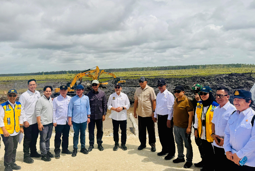 Pada Selasa (26/8/2025), sejumlah menteri dan pejabat tinggi negara meninjau langsung perkembangan di kawasan Wanam dan melakukan rapat terbatas yang dipimpin Menko Pangan untuk merumuskan langkah strategis. 
