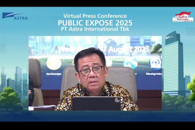 Presiden Direktur Astra International Djony Bunarto Tjondro saat konferensi pers public expose Astra International di Jakarta, Rabu (27/8/2025).