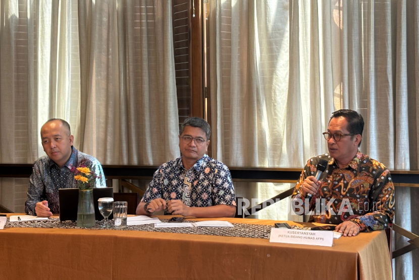 Pakar hukum persaingan usaha dari Universitas Indonesia, Ditha Wiradiputra & Ketua Bidang Hubungan Masyarakat AFPI Kuseryansyah dalam sesi diskusi bersama media yang digelar AFPI di Jakarta, Rabu (27/8/2025).