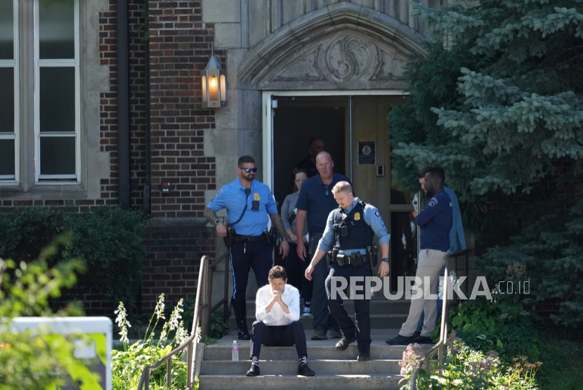 Wali Kota Minneapolis Jacob Frey duduk di tangga sekolah Gereja Annunciation saat polisi menanggapi laporan penembakan massal, Rabu, 27 Agustus 2025, di Minneapolis. 