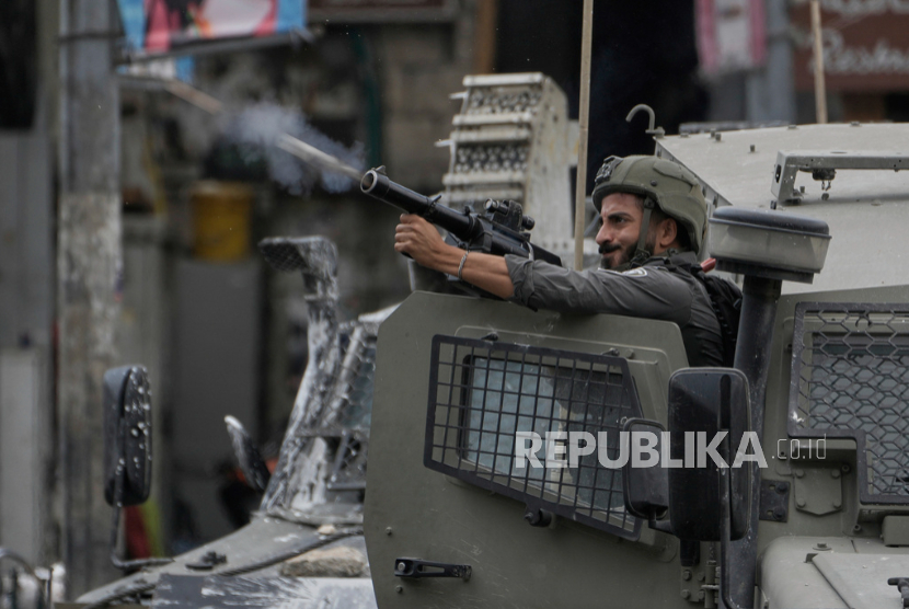 Tentara Israel menembakkan gas air mata selama bentrokan dengan warga Palestina menyusul serangan militer di kota Nablus, Tepi Barat, Rabu, 27 Agustus 2025. 