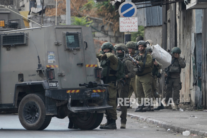 Tentara Israel menembakkan gas air mata selama bentrokan dengan warga Palestina menyusul serangan militer di kota Nablus, Tepi Barat, Rabu, 27 Agustus 2025. 