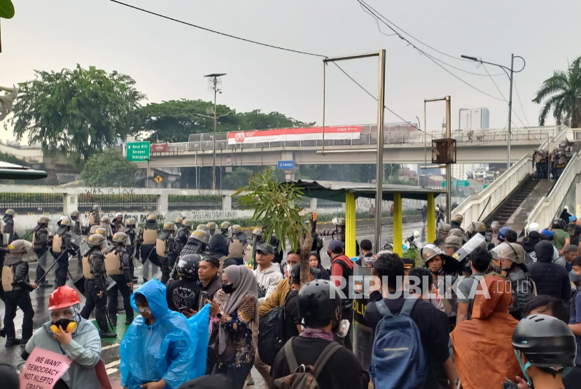 Kericuhan terjadi antara polisi dengan massa aksi di depan Gedung DPR, Kamis (28/8/2025). Aparat kepolisian menyemprotkan water cannon dan menembakkan gas air mata kepada massa aksi. Sementara massa aksi melakukan perlawanan dengan melempar botol dan petasan.