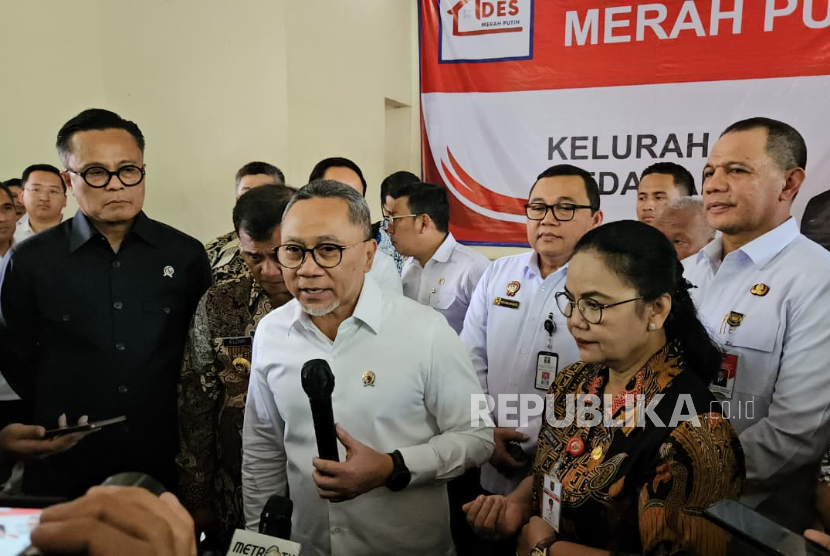 Menteri Koordinator Bidang Pangan Zulkifli Hasan (Zulhas), didampingi COO Danantara Dony Oskaria, Gubernur Jawa Tengah (Jateng) Ahmad Luthfi, dan Wali Kota Semarang Agustina Wilujeng Pramestuti, mengunjungi Koperasi Kelurahan Merah Putih Gedawang di Kota Semarang, Jateng, Kamis (28/8/2025).