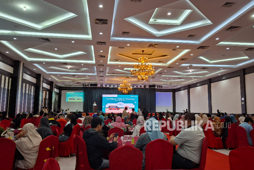 Pelaksanaan sertifikasi halal oleh PT Bank Central Asia Tbk (BCA) di Batam, Kepulauan Riau, belum lama ini