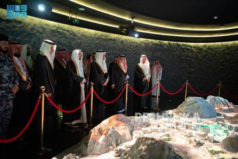 Wakil Gubernur Makkah Pangeran Saud bin Mishaal bin Abdulaziz, meresmikan pembukaan International Fair and Museum of the Prophet’s Biography and Islamic Civilization yang berlokasi di Menara Jam Kota Makkah, Arab Saudi, Rabu (27/8/2025).