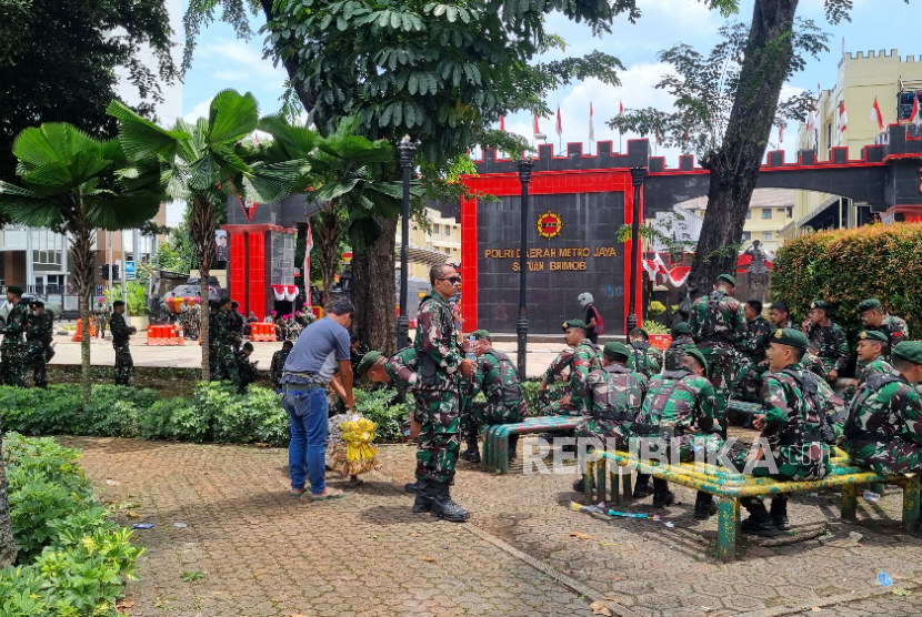 Aksi massa yang berlangsung di depan Mako Brimob Kwitang, Jakarta Pusat pada Jumat (29/8/2025) menjadi ladang untuk mencari rezeki bagi sebagian masyarakat.