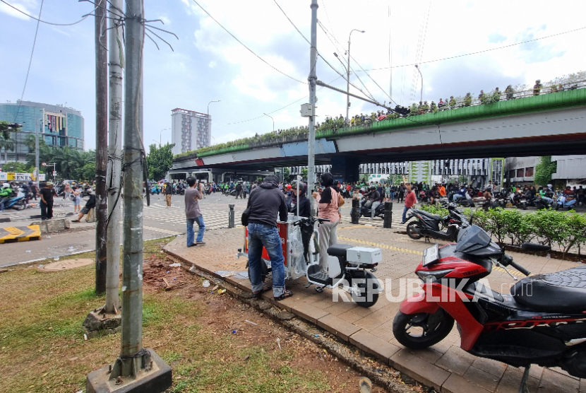 Aksi massa yang berlangsung di depan Mako Brimob Kwitang, Jakarta Pusat pada Jumat (29/8/2025) menjadi ladang untuk mencari rezeki bagi sebagian masyarakat.