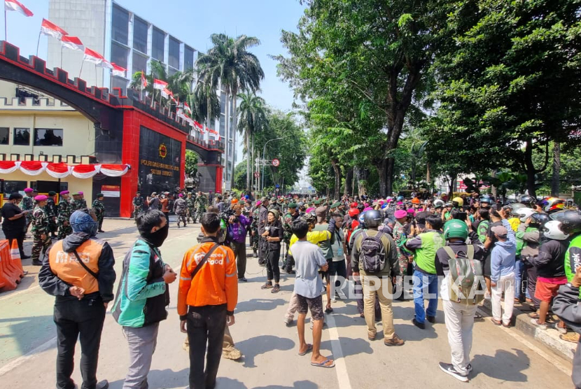 Sebagian massa mulai merangsek ke depan Mako Brimob Kwitang, Jakarta Pusat. Aparat gabungan TNI AL dan TNI AD menahan massa.  
