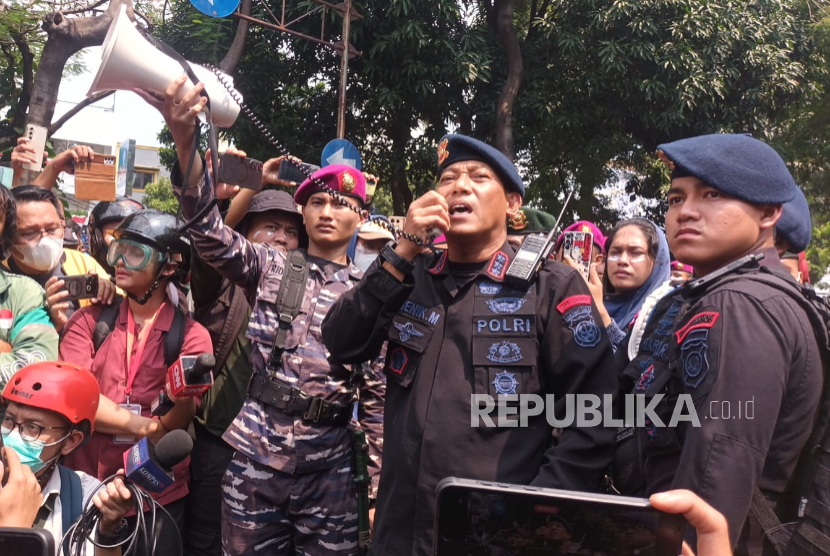 Komandan Satuan Brimob Polda Metro Jaya Kombes Pol Henik Maryanto menemui massa di Mako Brimob Kwitang, Jumat (29/8/2025).