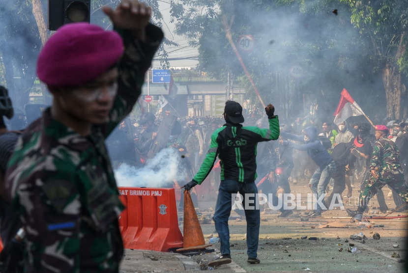 Suasana bentrokan antara pengunjuk rasa dengan personel Brimob di depan Markas Komando Brimob Polda Metro Jaya, Kwitang, Jakarta, Jumat (29/8/2025).