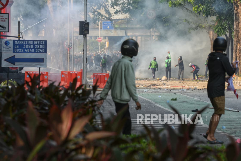 Suasana bentrokan antara pengunjuk rasa dengan personel Brimob di depan Markas Komando Brimob Polda Metro Jaya, Kwitang, Jakarta, Jumat (29/8/2025).