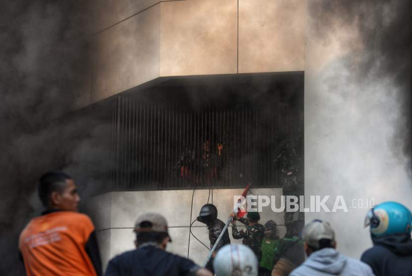 Pendemo membakar Gedung ACC di seberang Mako Brimob, Kwitang, Jumat (29/8/2025). Menurut JP Morgan, pemerintah dinilai cukup menenangkan para investor dalam merespons tensi politik yang terjadi belakangan ini. (ilustrasi)
