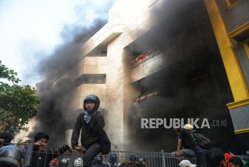 Pendemo membakar Gedung ACC di seberang Mako Brimob, Kwitang, Jumat (29/8/2025).