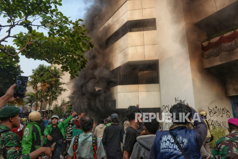 Pendemo membakar Gedung ACC di seberang Mako Brimob, Kwitang, Jumat (29/8/2025).