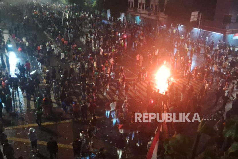 Suasana massa aksi di sekitar flyover Senen, Kwitang, Jakarta Pusat, Jumat malam (29/8/2025).